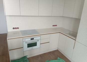 Столешница со стеновой панелью и интегрированной мойкой из кварцевого агломерата Аварус R520 Астраханские пески