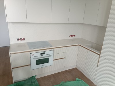 Столешница со стеновой панелью и интегрированной мойкой из кварцевого агломерата Аварус R520 Астраханские пески