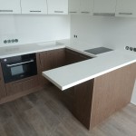 Столешница со стеновой панелью и интегрированной мойкой из кварцевого агломерата Аварус R541 Снега Сибири Столешница со стеновой панелью и интегрированной мойкой из кварцевого агломерата Аварус R541 Снега Сибири