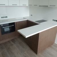 Столешница со стеновой панелью и интегрированной мойкой из кварцевого агломерата Аварус R541 Снега Сибири Столешница со стеновой панелью и интегрированной мойкой из кварцевого агломерата Аварус R541 Снега Сибири