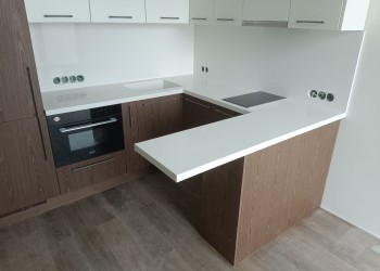 Столешница со стеновой панелью и интегрированной мойкой из кварцевого агломерата Аварус R541 Снега Сибири