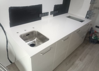 Столешница на кухню и в ванну из кварцевого агломерата Аварус R541 Снега Сибири