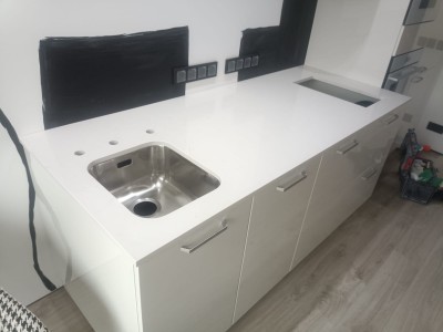 Столешница на кухню и в ванну из кварцевого агломерата Аварус R541 Снега Сибири