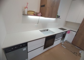 Столешница на кухню из кварцевого агломерата Аварус R543 Пик Эльбруса