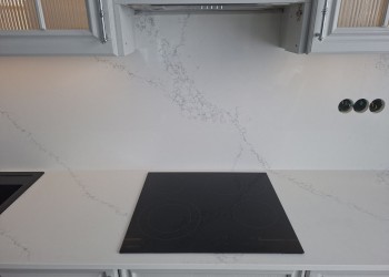 Столешница со стеновой панелью из кварцевого агломерата Аварус R777 Москва Белокаменная