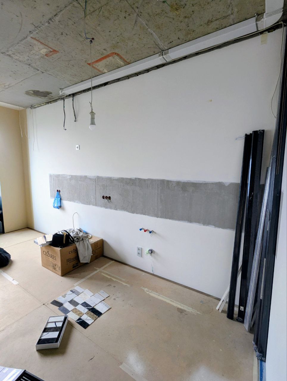 Первый замер на этапе проектирования кухни — голые стены, подбор декора столешницы IDS Blanes 0503