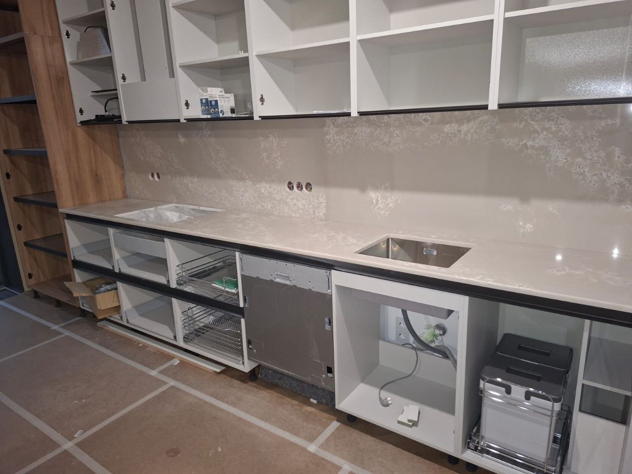 Столешница и стеновая панель из кварцевого агломерата IDS Stone Blanes 0503 — бежевый с мраморным рисунком, Москва Причальный проезд