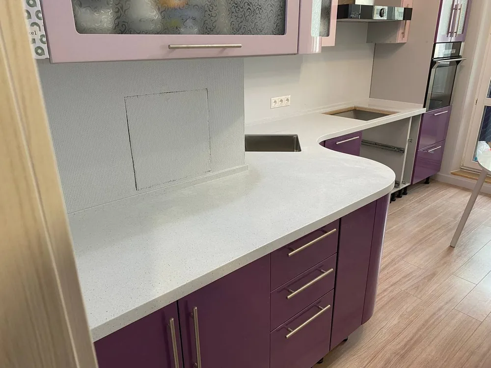 Столешница из акрилового камня Grandex A423 на кухне
