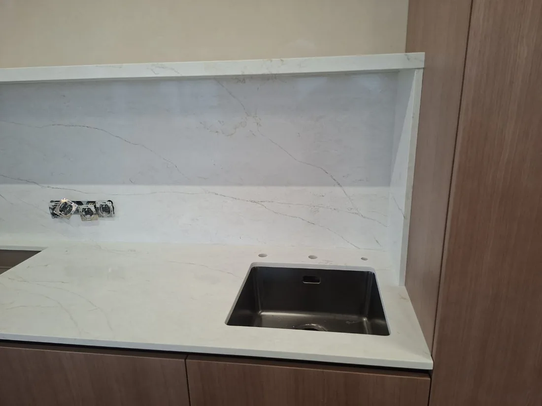 Кухонный фартук из белого кварца под мрамор Vicostone — сплошная стеновая панель без швов
