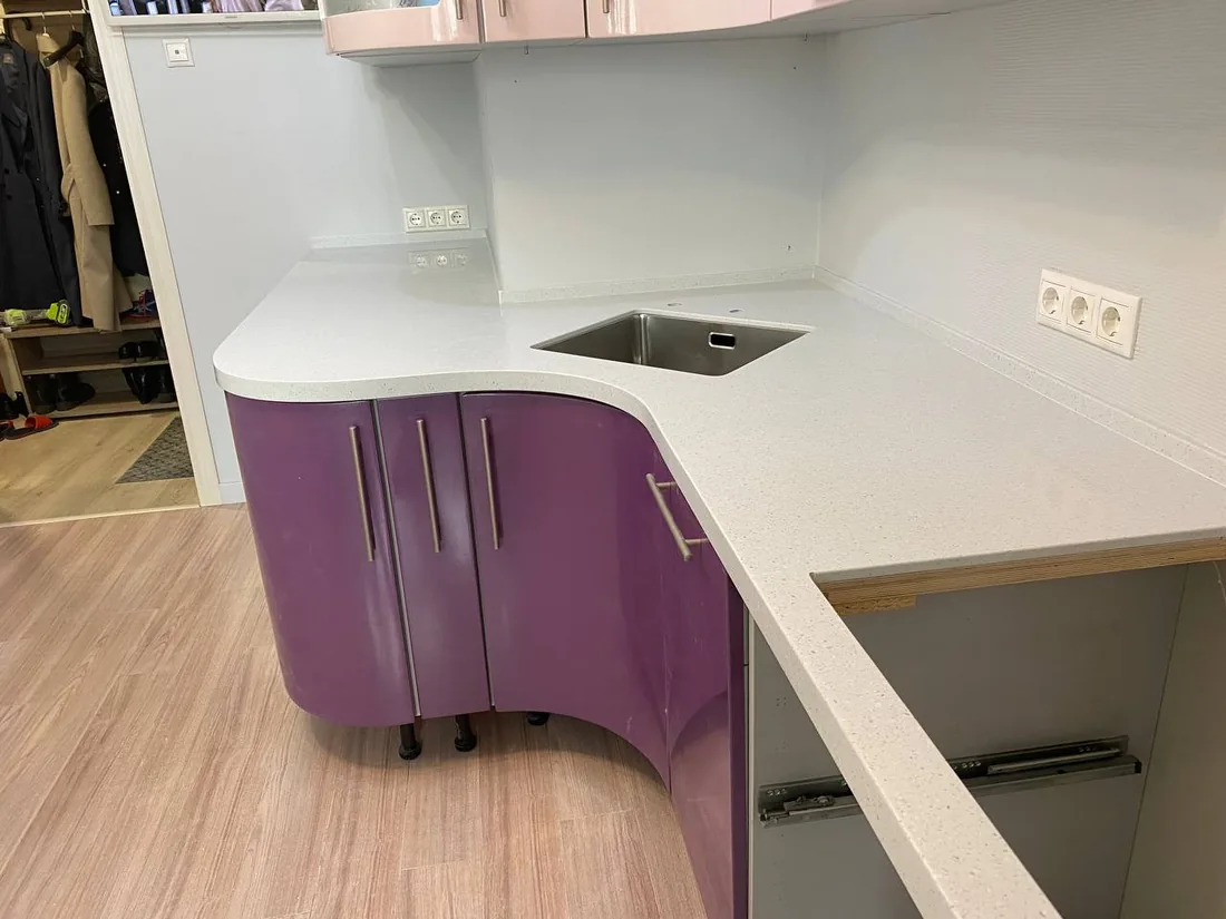 Столешница из акрилового камня Grandex с радиусным бесшовным углом