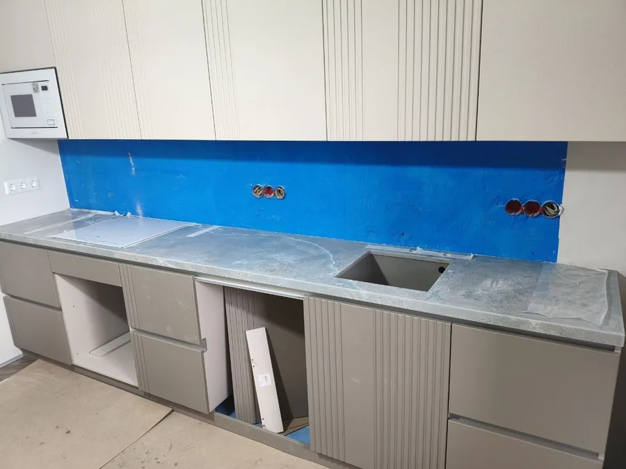 Кухонная столешница из кварца Primax 335 Tiffani Blue голубого тона с врезной мойкой — монтаж в Москве