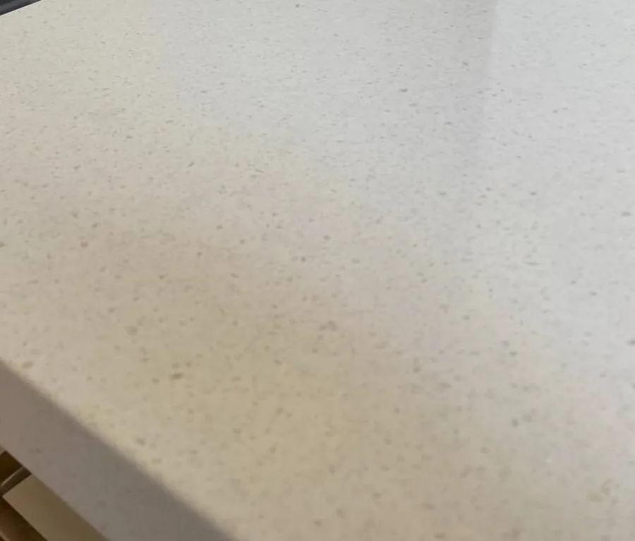 Гладкая матовая поверхность акриловой столешницы Grandex — акрил восстанавливается шлифовкой на месте