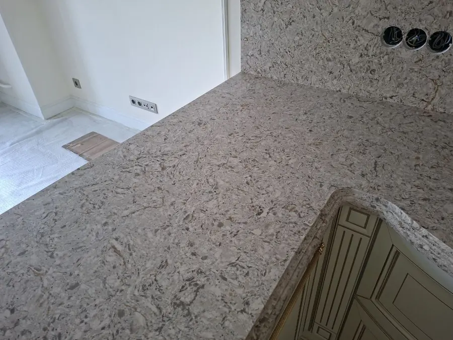 Фактура кварца SmartQuartz Giallo крупным планом — тёплый бежевый фон с золотистыми и серыми вкраплениями, каменный фартук