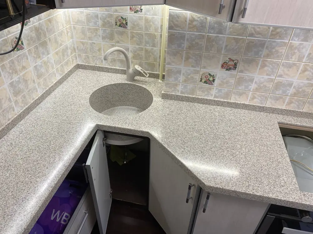 Столешница из акрилового камня Staron AP640 с интегрированной мойкой и радиусным углом