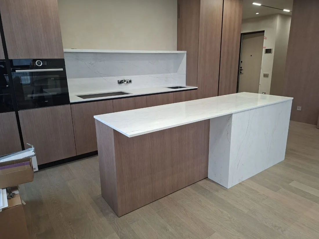 Кухонный остров со столешницей из кварца Vicostone BQ6702 под мрамор и стеновой панелью