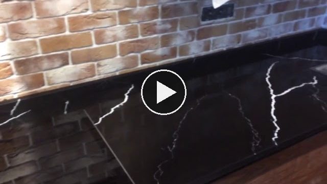 Видеообзор: Кухонная столешница из камня Vicostone Nero Marquina BQ 8740