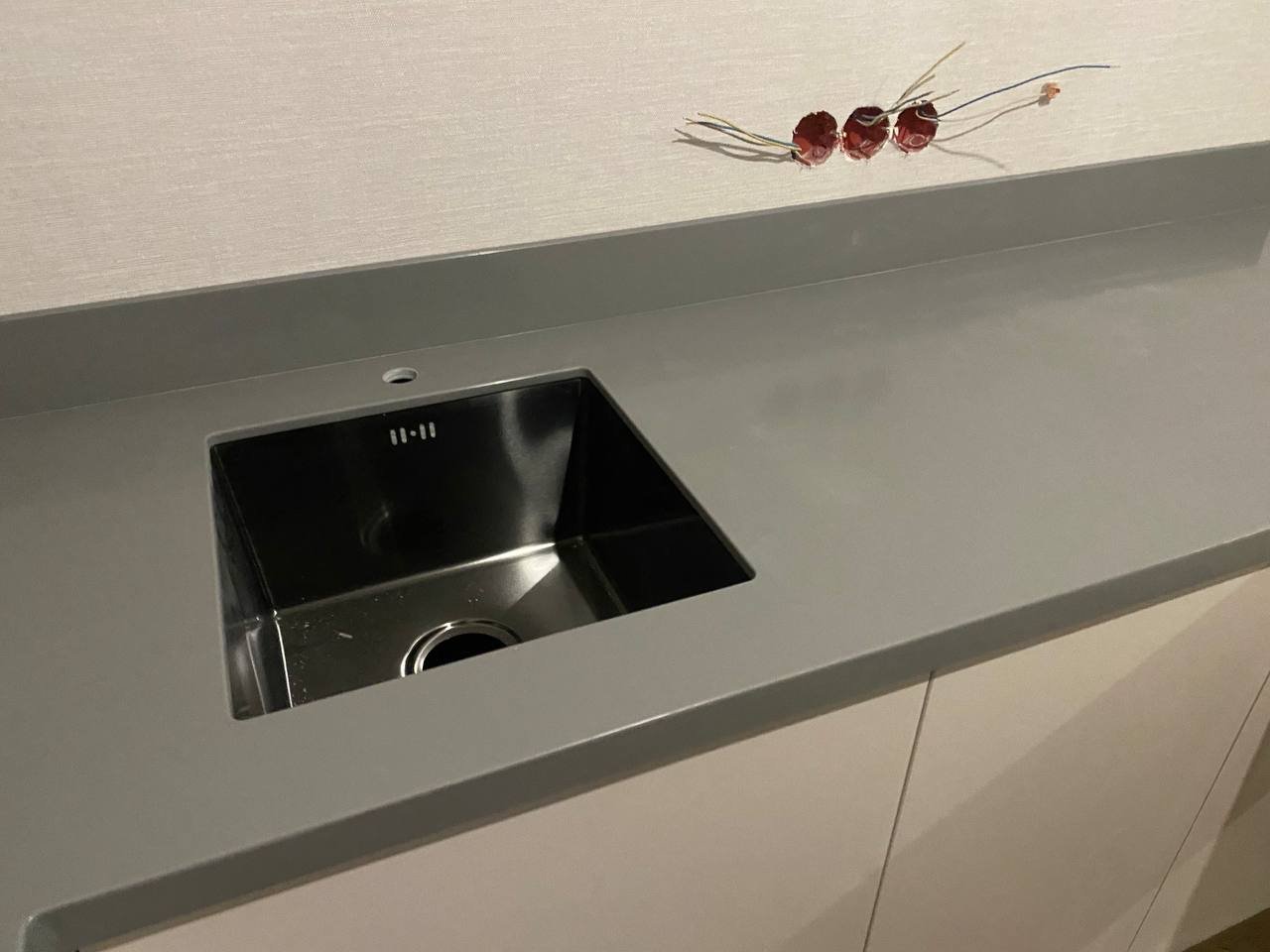 Мойка из нержавеющей стали нижнего монтажа в столешнице из акрилового камня Hanex S-022 Steel — Москва