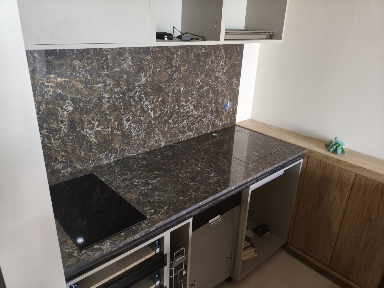 Кухня из кварцевого агломерата Avant P9005 Бурбонне, район Поклонной горы Кухня-ниша из кварца Avant 9005 Бурбонне со стеновой панелью — Москва