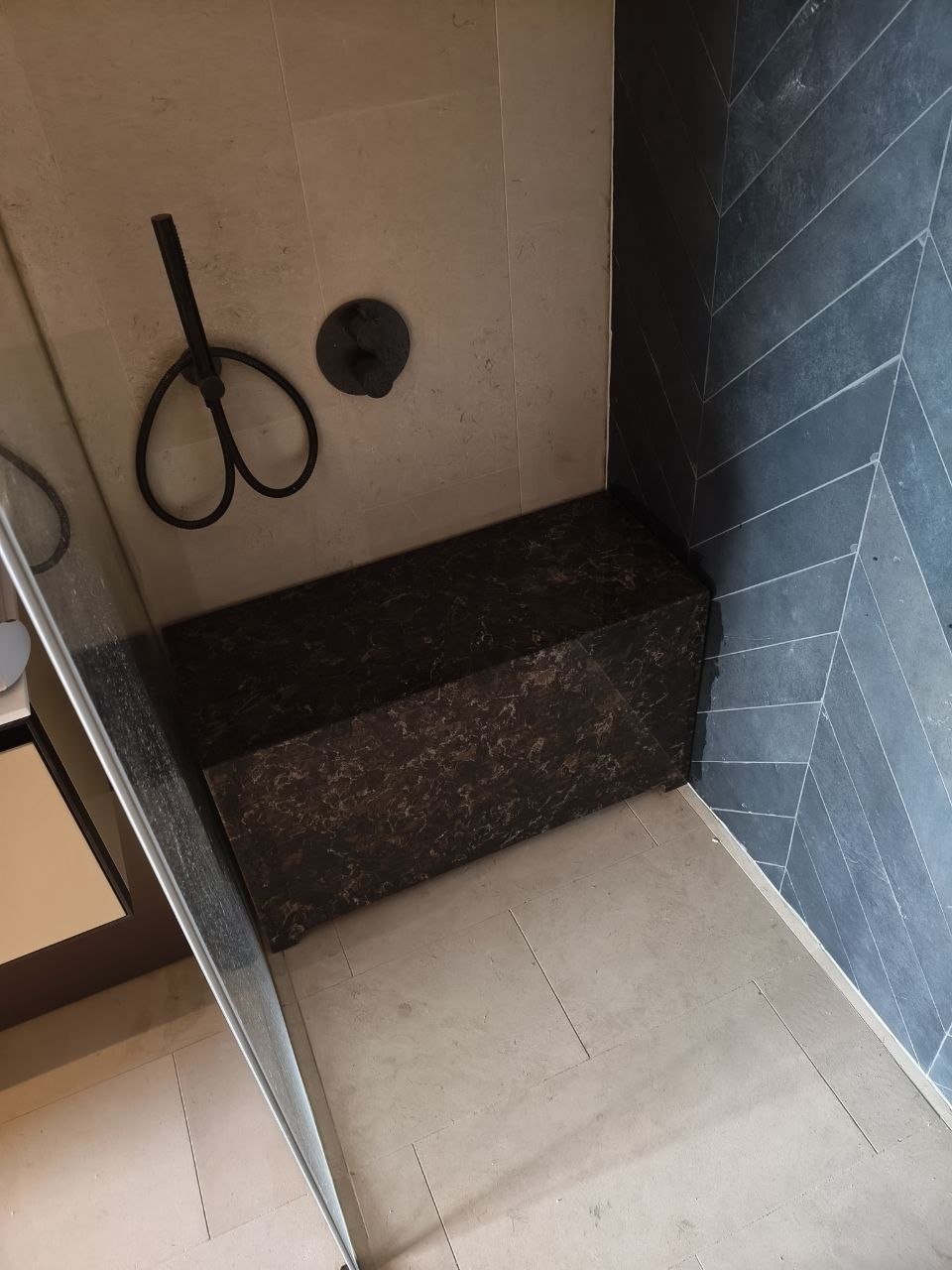 Скамья в душевой кабине из кварцевого агломерата Скамейка в душевой из кварца Avant 9005 Бурбонне — Москва
