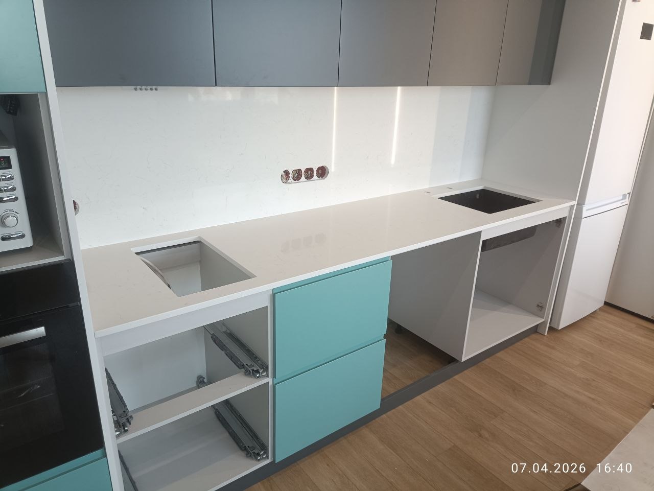 Столешница Аварус R541 Снега Сибири после монтажа — кухня в Мытищах, Олимпийский проспект