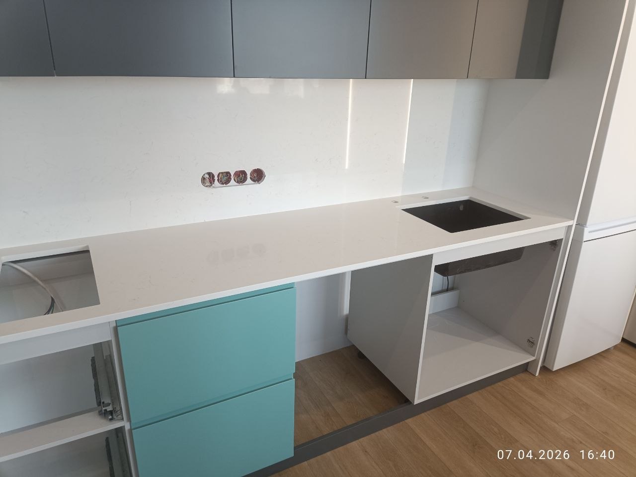 Столешница и мойка нижнего монтажа Аварус Снега Сибири — кухня в Мытищах