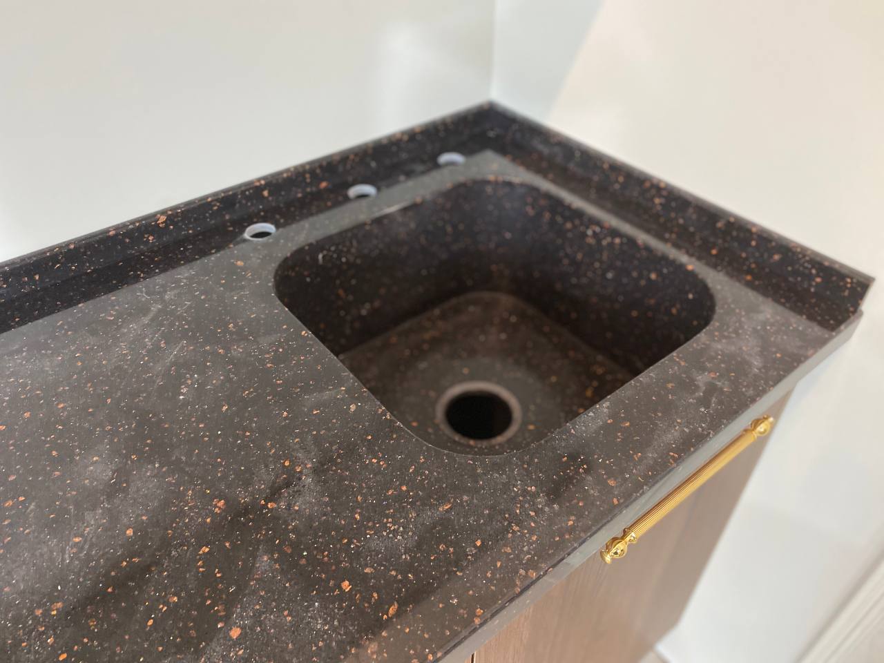 Чёрная мойка из акрила Staron FR148 с блёстками Мойка из акрилового камня Staron FR148 в цвет столешницы, вклеенная на производстве — Раменки