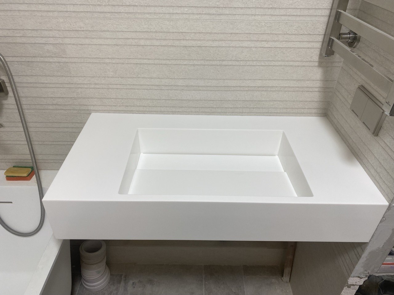 Подвесная столешница из акрила Grandex P104 Pure White со щелевой раковиной после монтажа — Очаково-Матвеевское, Москва