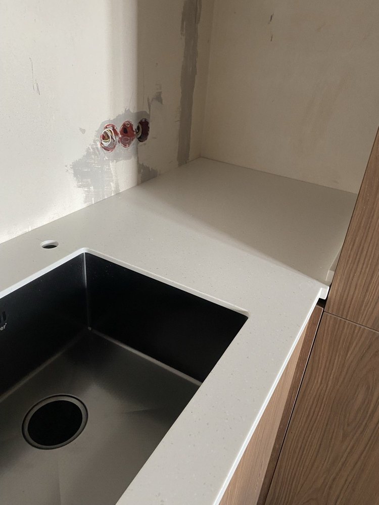 Мойка нижнего монтажа в столешнице Grandex A427 — вклейка в цеху