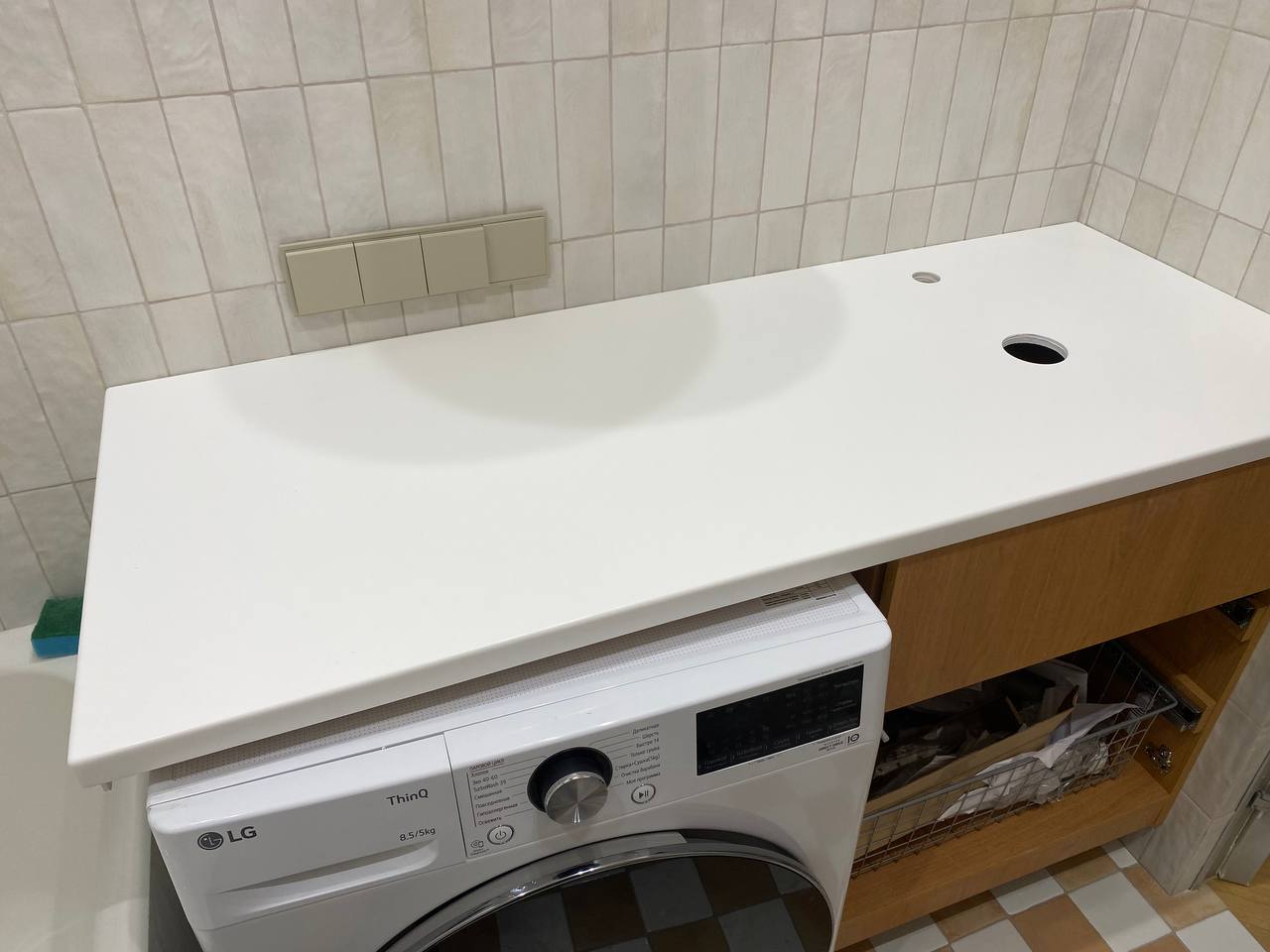 Столешница Grandex P104 над стиральной машиной Столешница из акрилового камня Grandex P104 Pure White над стиральной машиной и тумбой после монтажа — Покровское-Стрешнево, Москва