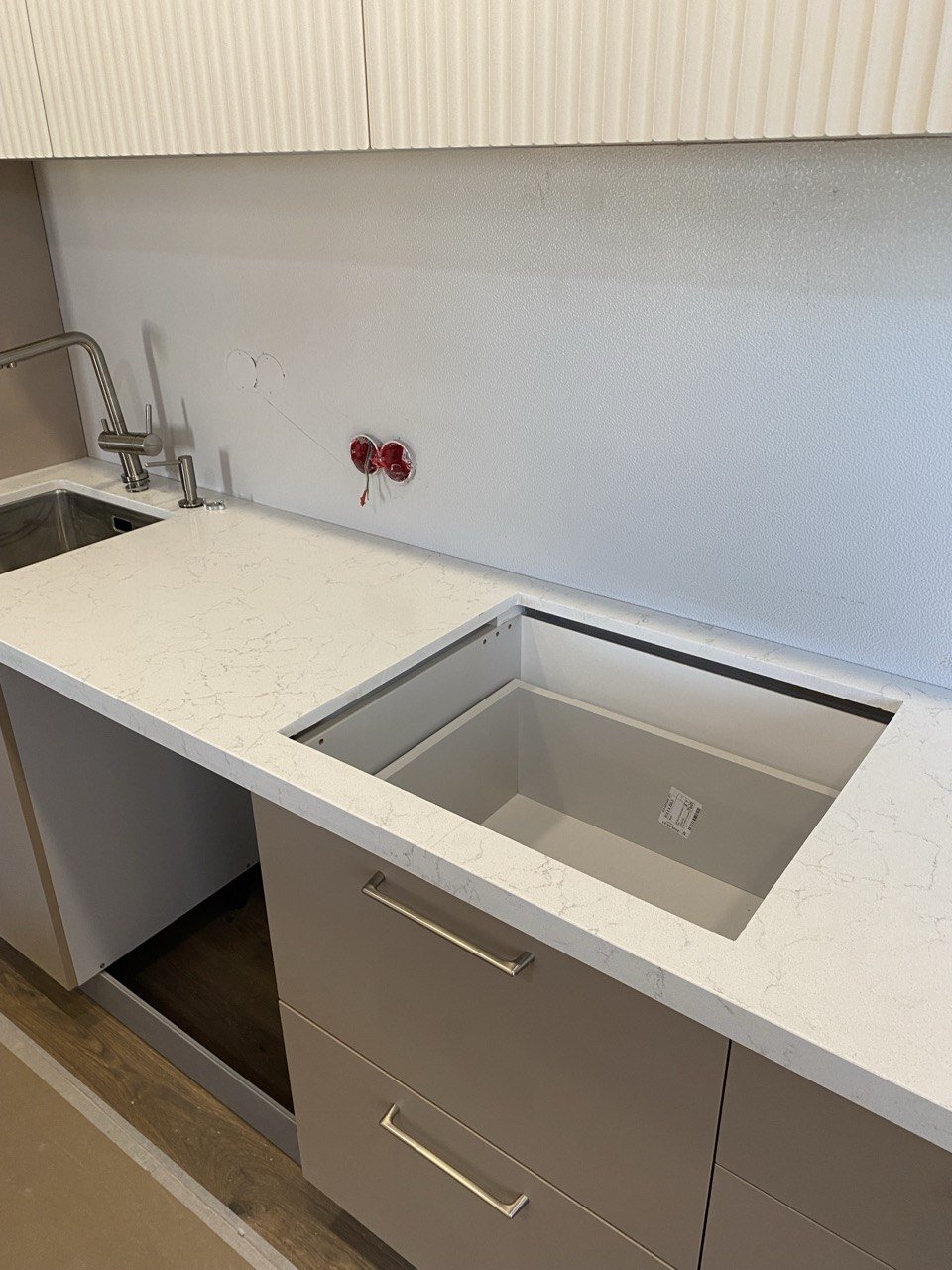 Столешница Vicostone Valley White: мойка, ниша под технику и вырез под варочную панель — Медведково