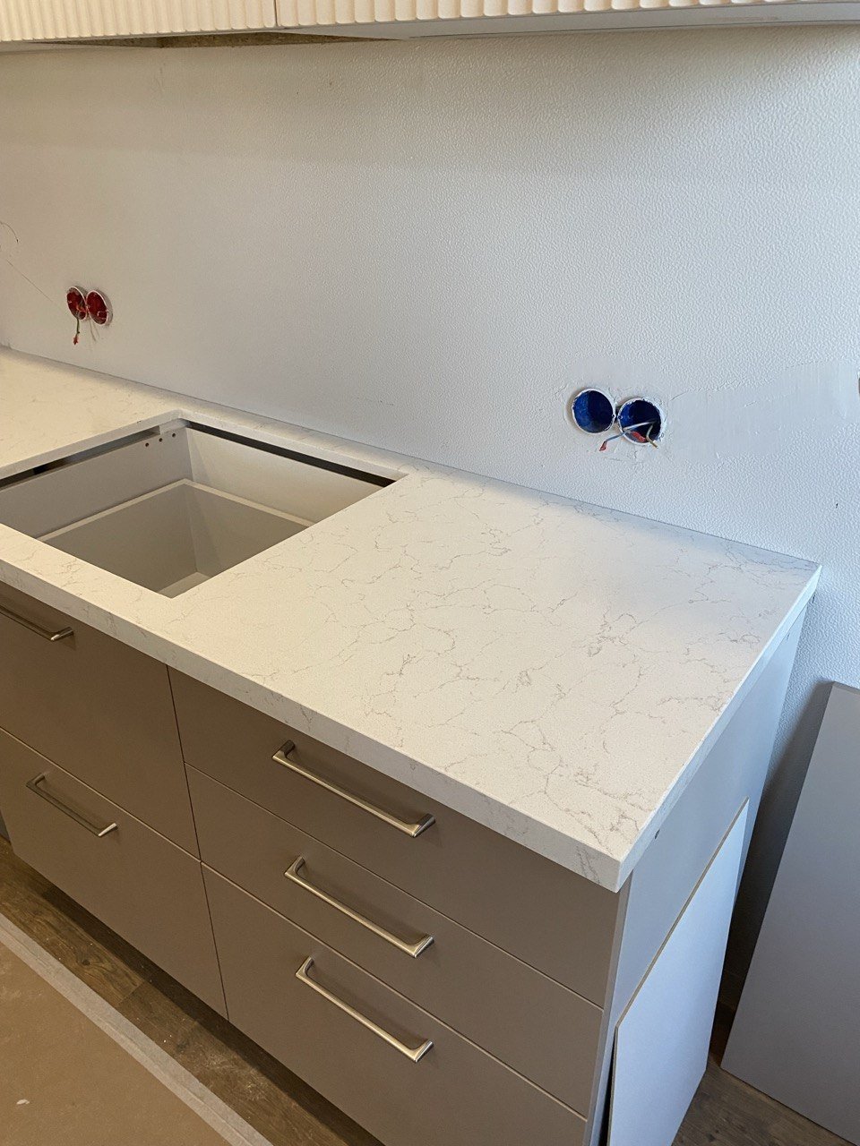 Кромка 40 мм с запилом под 45° на столешнице из кварца Vicostone Valley White — Медведково