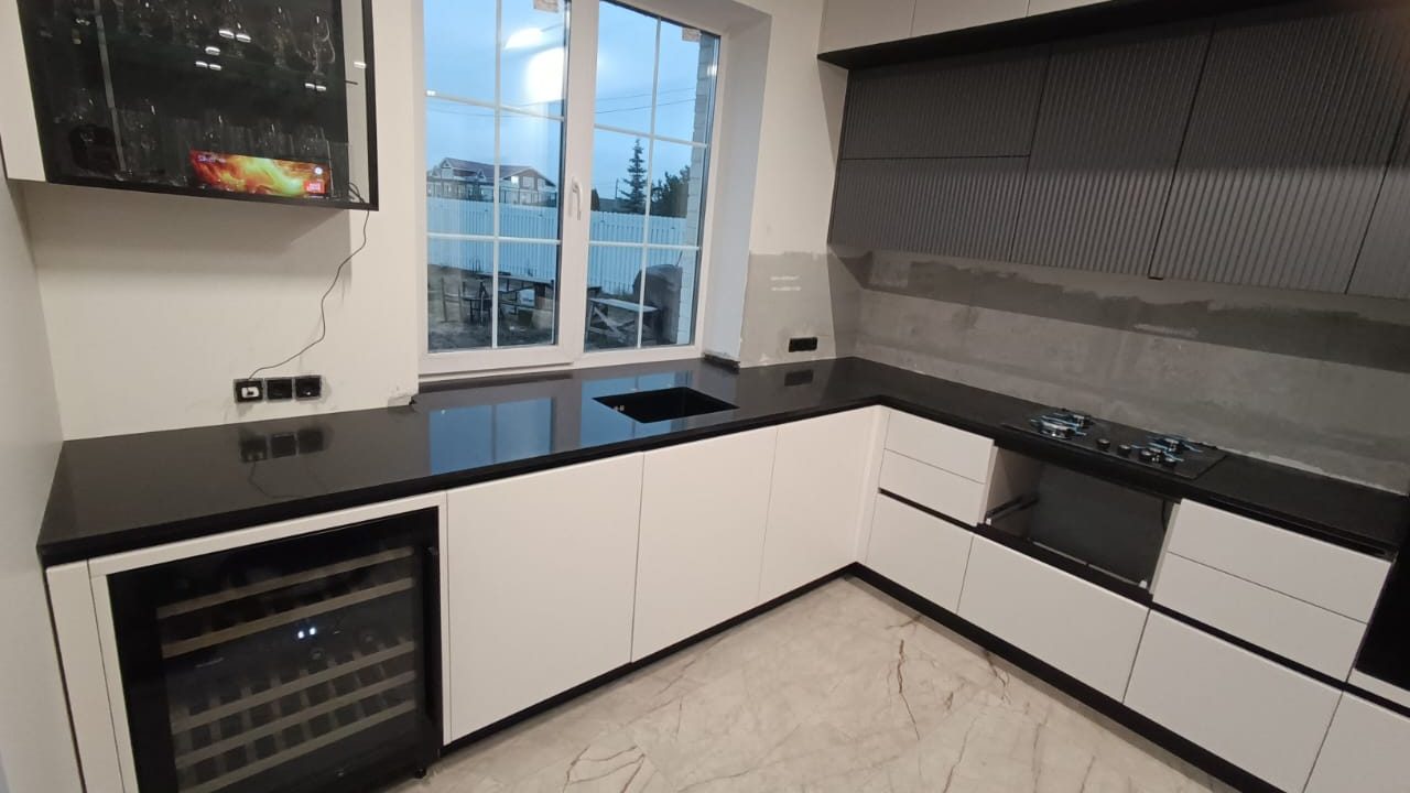 Готовая кухня с чёрной столешницей Аварус R510 и мойкой из камня — север Москвы