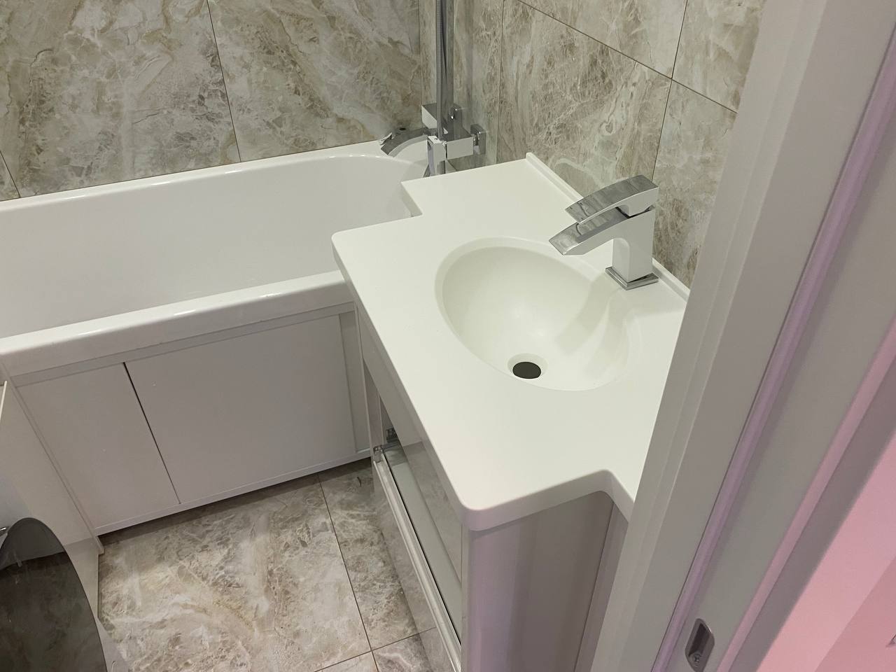 Ванная комната со столешницей из акрилового камня Staron SD001 на опорах из камня — Люберцы