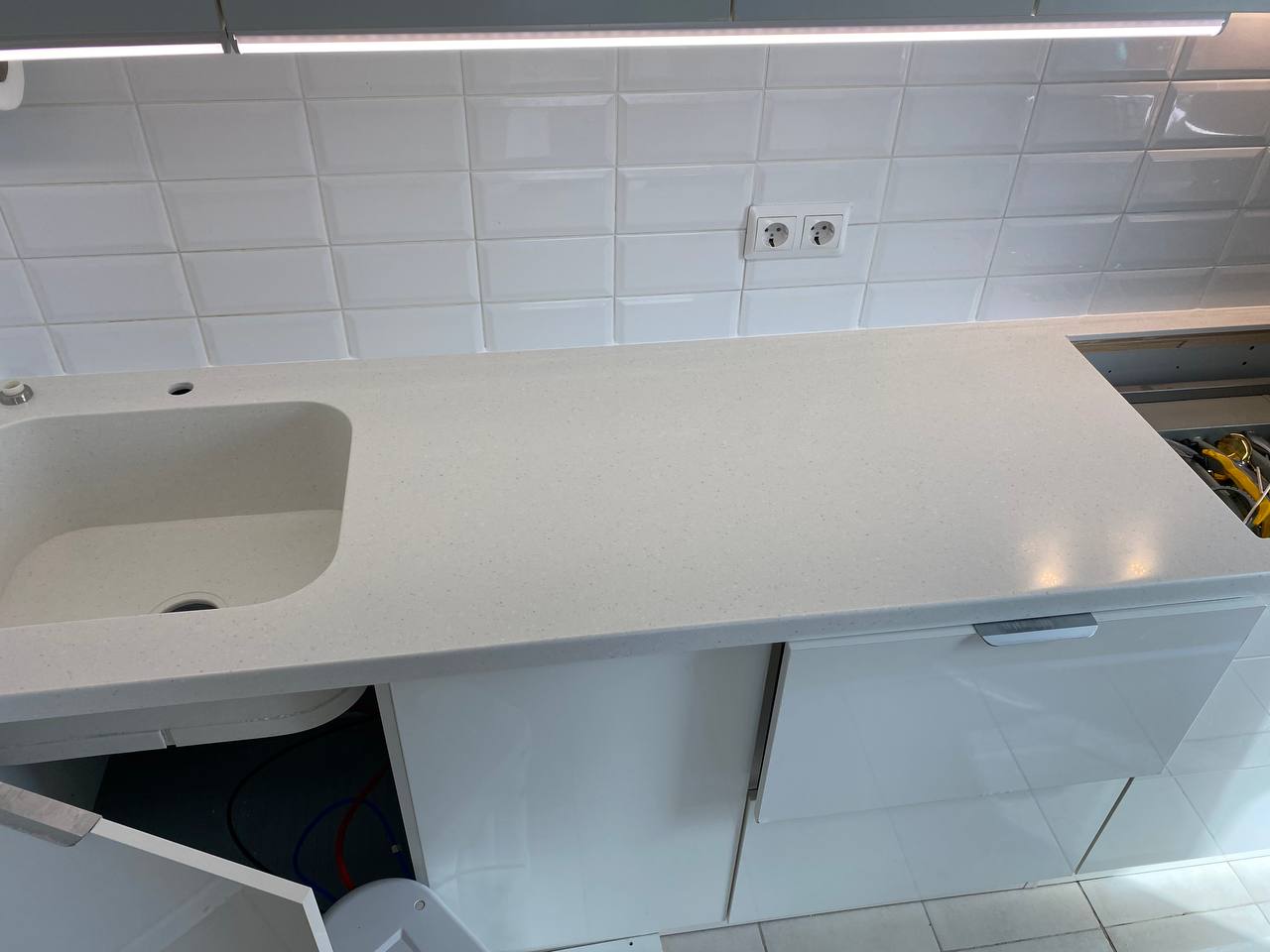Текстура акрилового камня Grandex A427 на кухонной столешнице — Одинцово