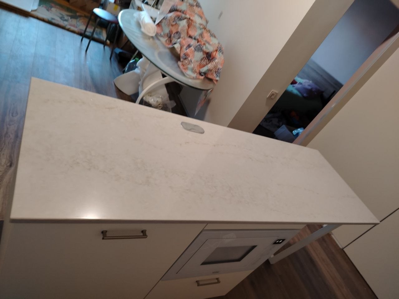 Столешница острова из кварца Technistone Taj Mahal Gold с вырезом под выдвижную розетку — Преображенское, Москва