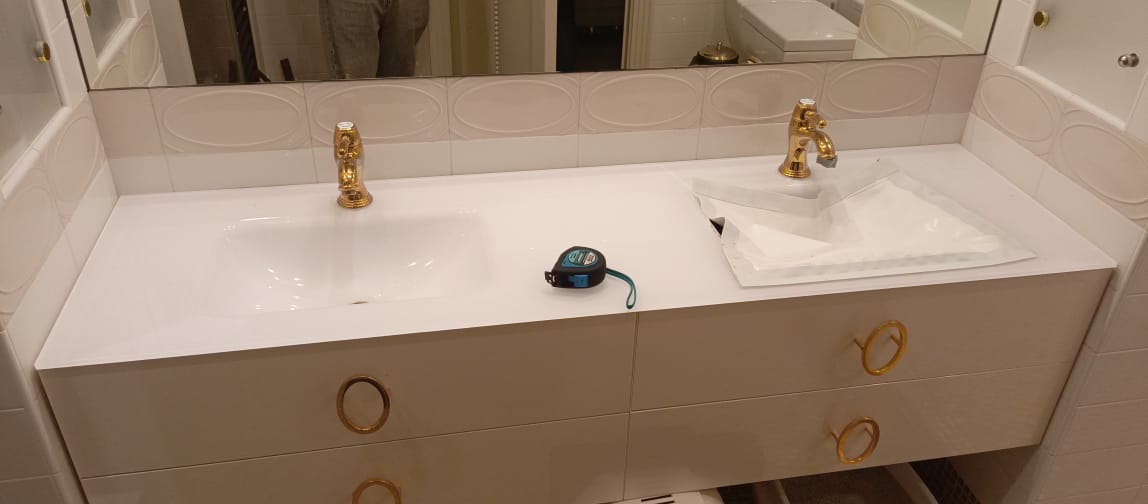 Старая стеклянная столешница с разбитой раковиной — до замены на акриловый камень Grandex P104