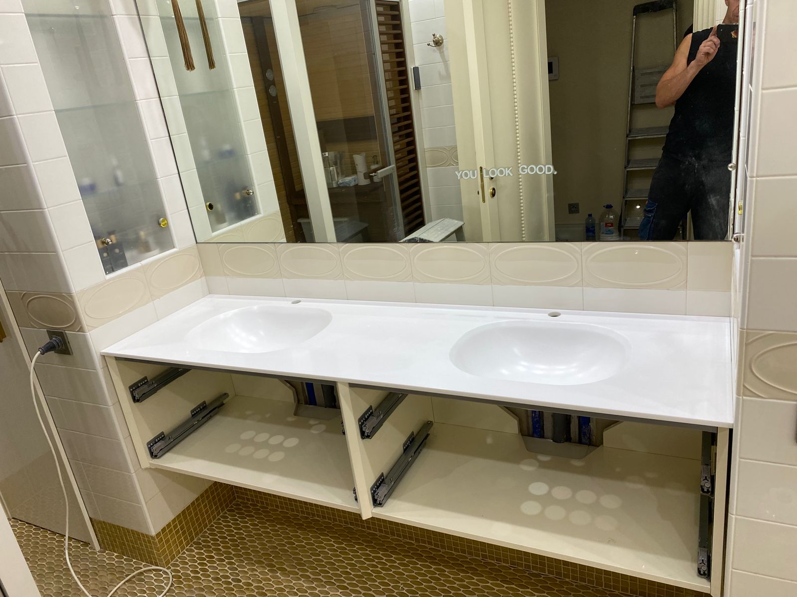 Столешница в ванную из акрилового камня Grandex P104 Pure White с двумя интегрированными литыми раковинами LAKE ELLIPSE — белая монолитная поверхность