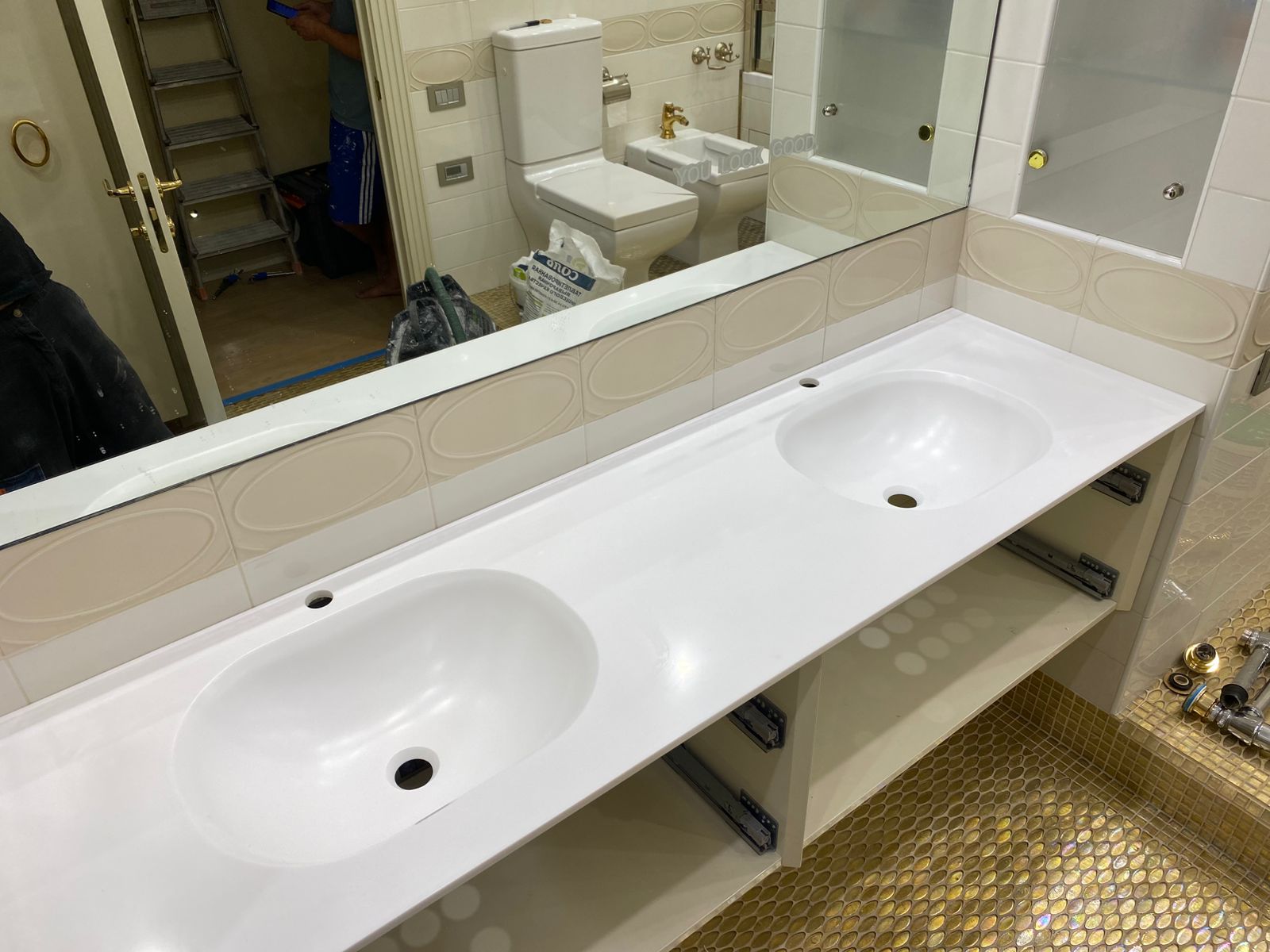 Установка столешницы Grandex P104 с двумя литыми раковинами LAKE ELLIPSE — вид сбоку, белая ванная комната