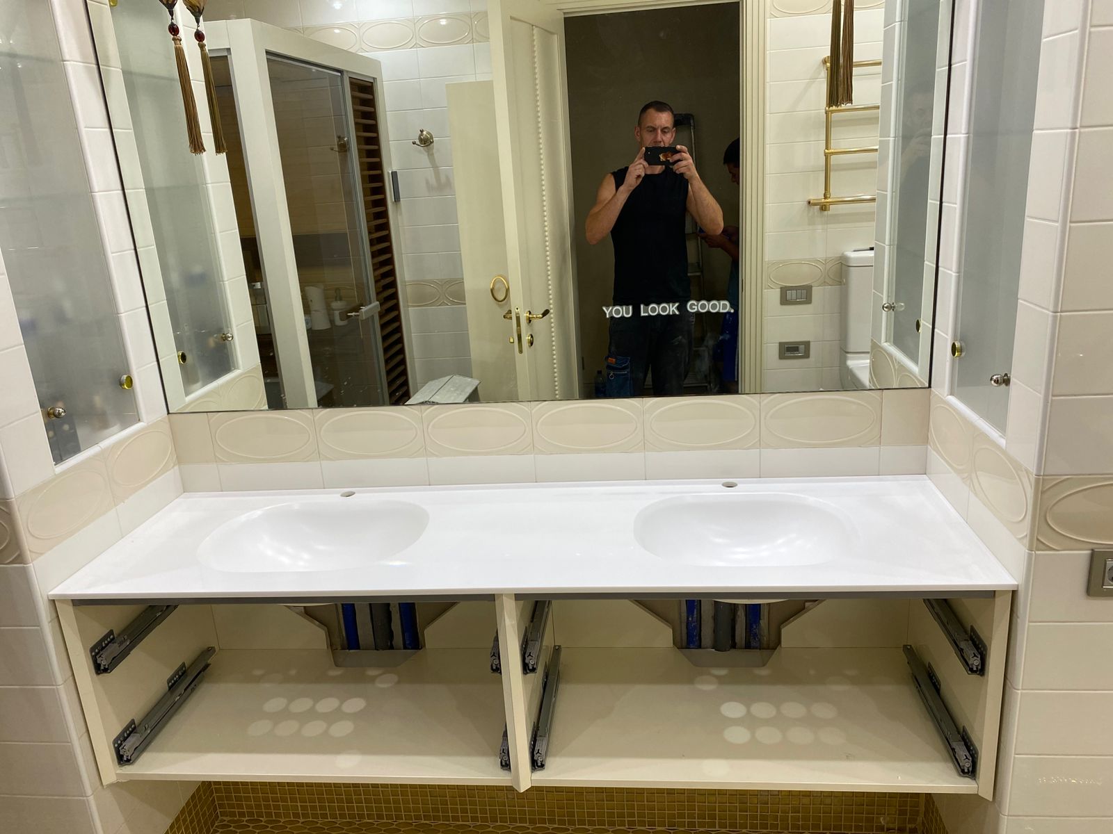 Готовая столешница в ванную из Grandex P104 Pure White с двумя интегрированными раковинами — общий вид с зеркалом