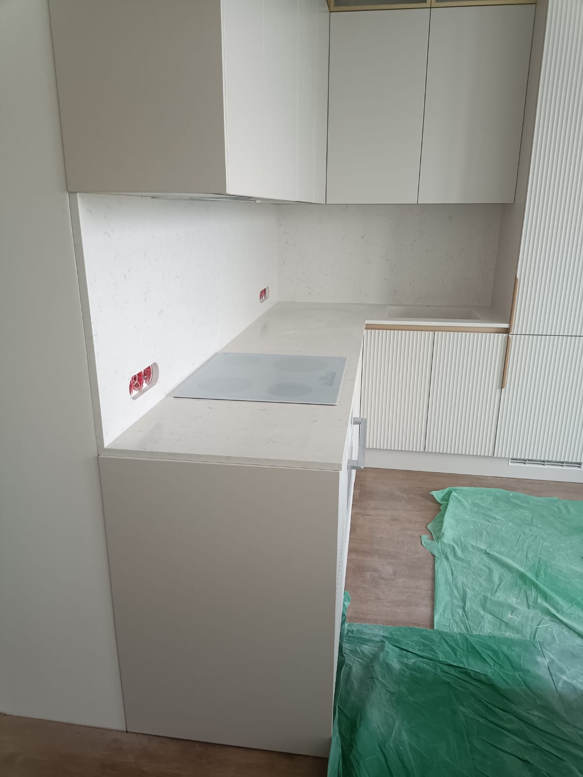 Столешница Аварус R520 Астраханские пески со стеновой панелью — вид с угла кухни, варочная панель и духовой шкаф