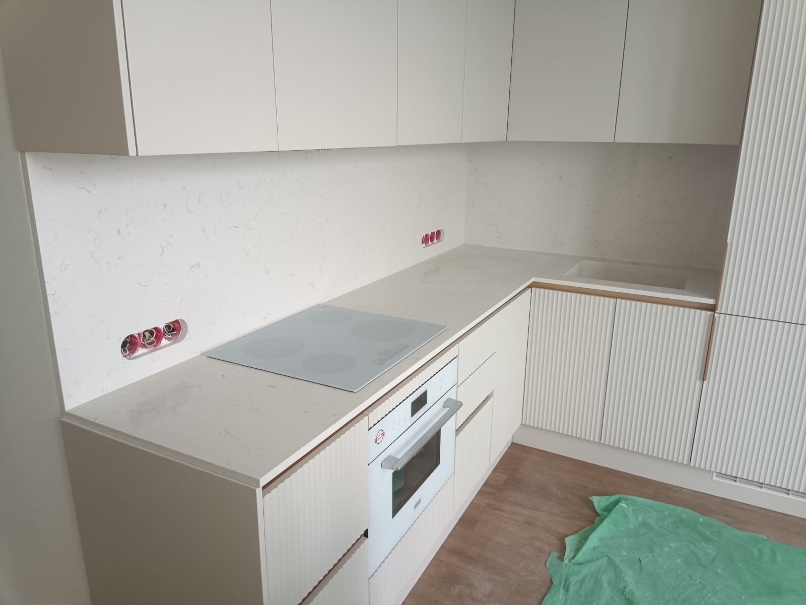 Угловая столешница и стеновая панель из кварцевого агломерата Аварус R520 Астраханские пески с интегрированной каменной мойкой — бежевый с прожилками, Москва Ленинский проспект