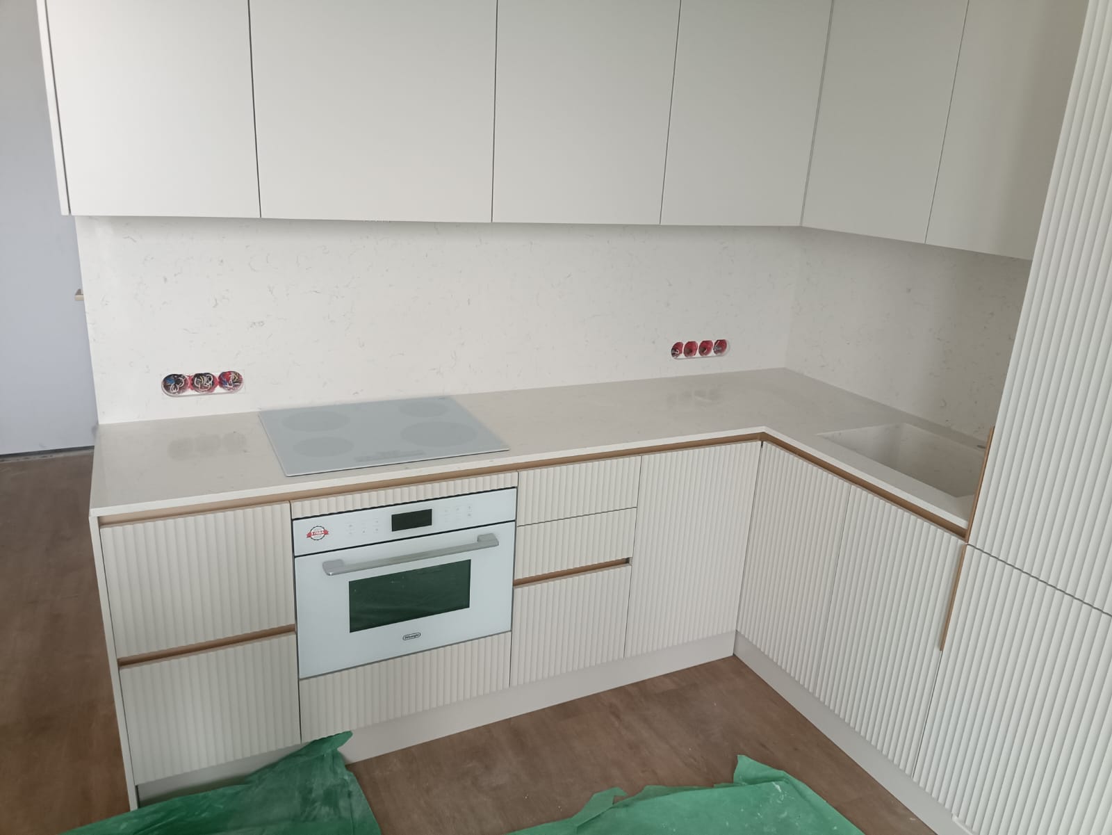 Угловая кухня с кварцевой столешницей и фартуком Аварус R520 Астраханские пески — общий вид, белые рифлёные фасады