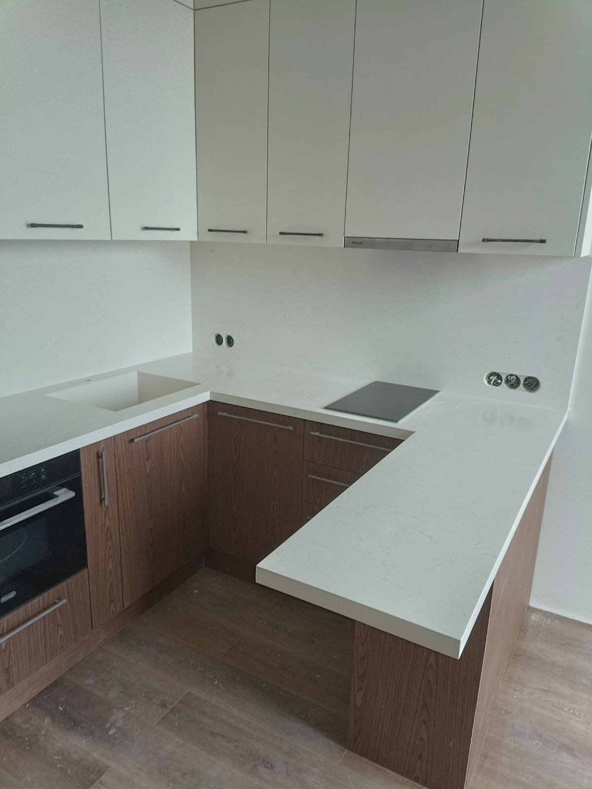 П-образная кухня с кварцевой столешницей Аварус R541 Снега Сибири — вид со стороны барной стойки, фасады под дерево