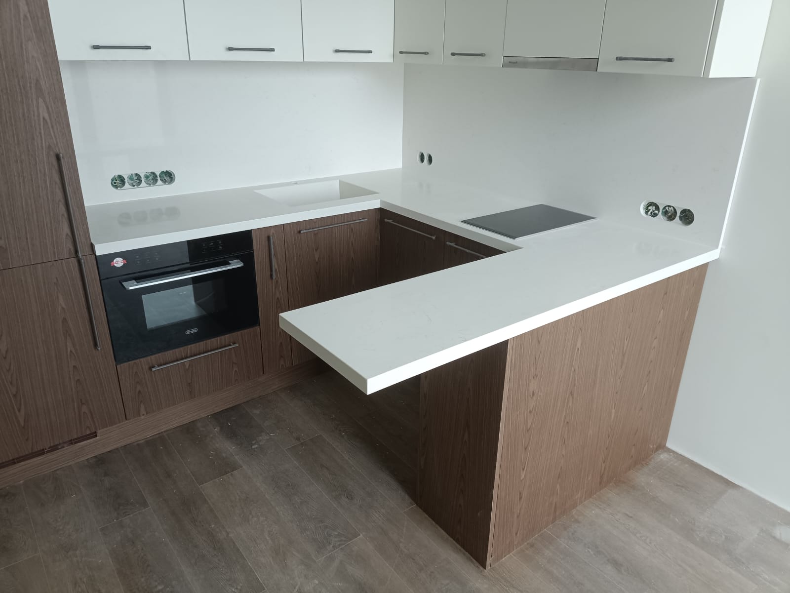 Готовая П-образная кухня с кварцевой столешницей и барной стойкой Аварус R541 Снега Сибири — общий вид