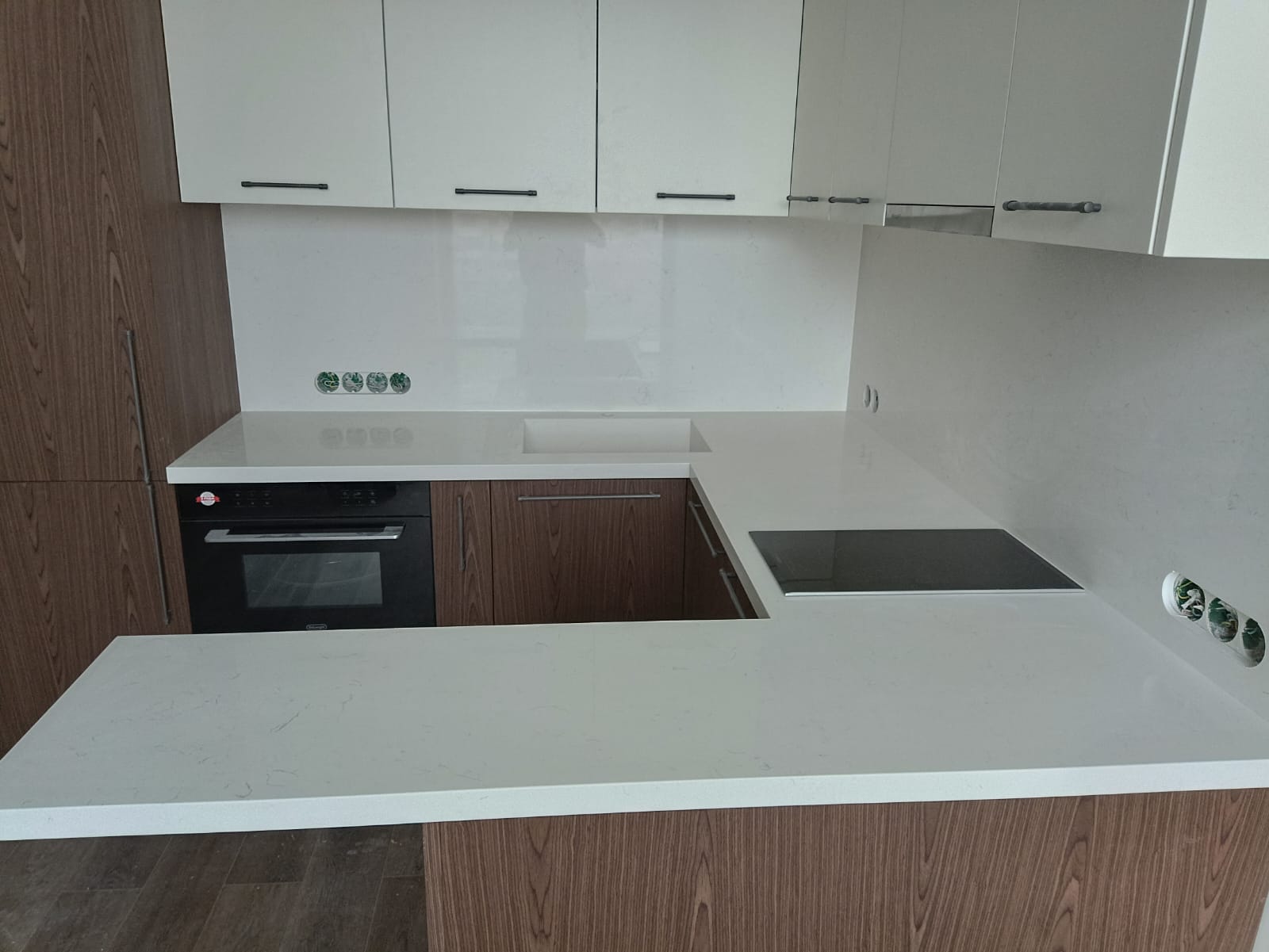 П-образная столешница с барной стойкой из кварцевого агломерата Аварус R541 Снега Сибири — белый с мраморными прожилками, Москва Ленинский проспект