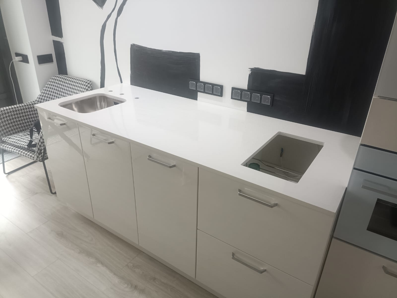 Столешница из кварцевого агломерата Аварус R541 Снега Сибири на кухню — белый с серыми прожилками, мойка нижнего монтажа, Москва