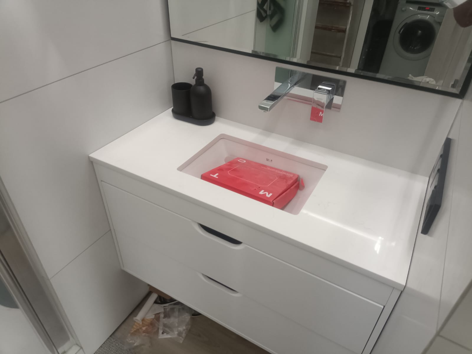 Крупный план кухонной столешницы Аварус R541 Снега Сибири — мойка нижнего монтажа нержавеющая, вырез под варочную панель