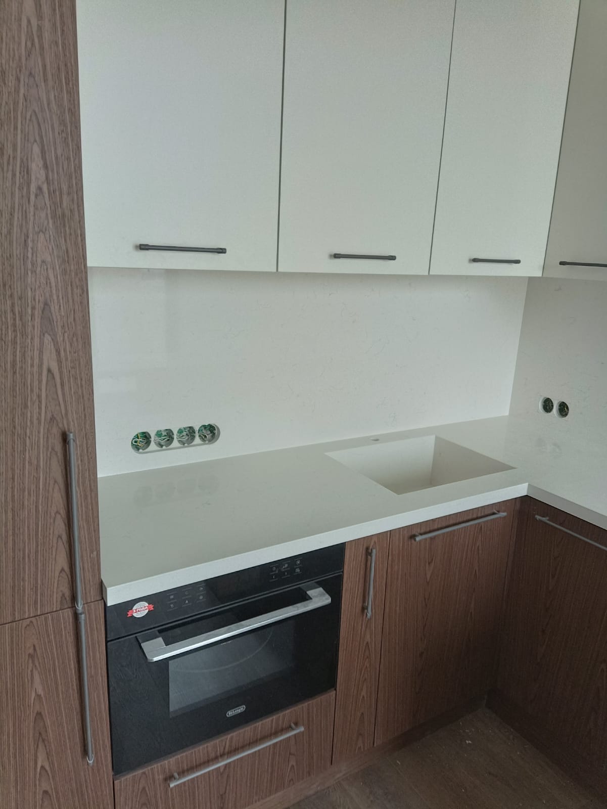 Угловая зона столешницы Аварус R541 Снега Сибири — интегрированная каменная мойка и стеновая панель, вид сбоку