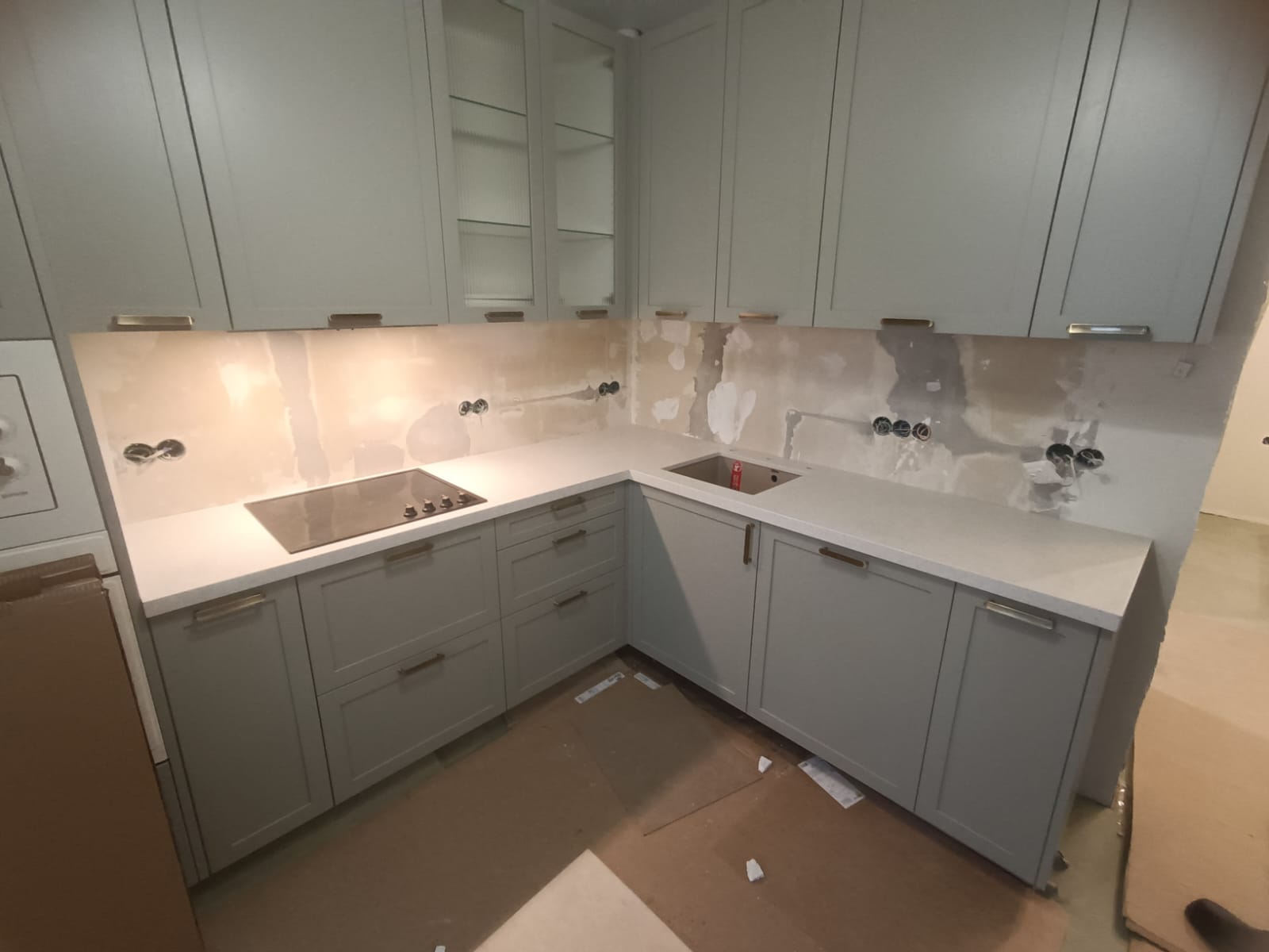 Г-образная столешница и стеновая панель из кварцевого агломерата Аварус R575 Красная Поляна — кремово-белый с бежевыми прожилками, sage green фасады