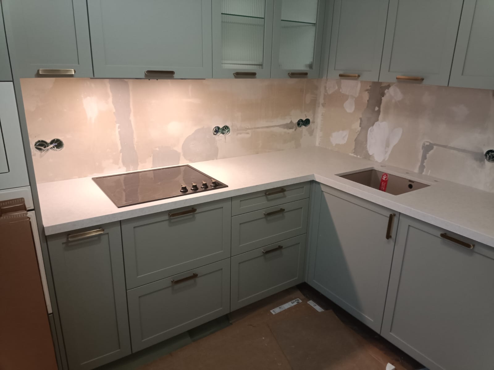 Г-образная кухня с белой кварцевой столешницей Аварус R575 Красная Поляна и зелёными sage green фасадами — общий вид